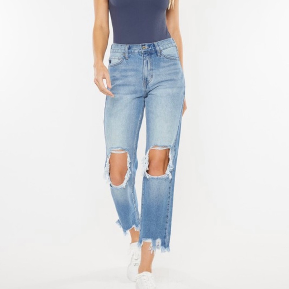 🚨KanCan High Rise Chewed up Mom Jeans 

📍Sizes•0•1•3